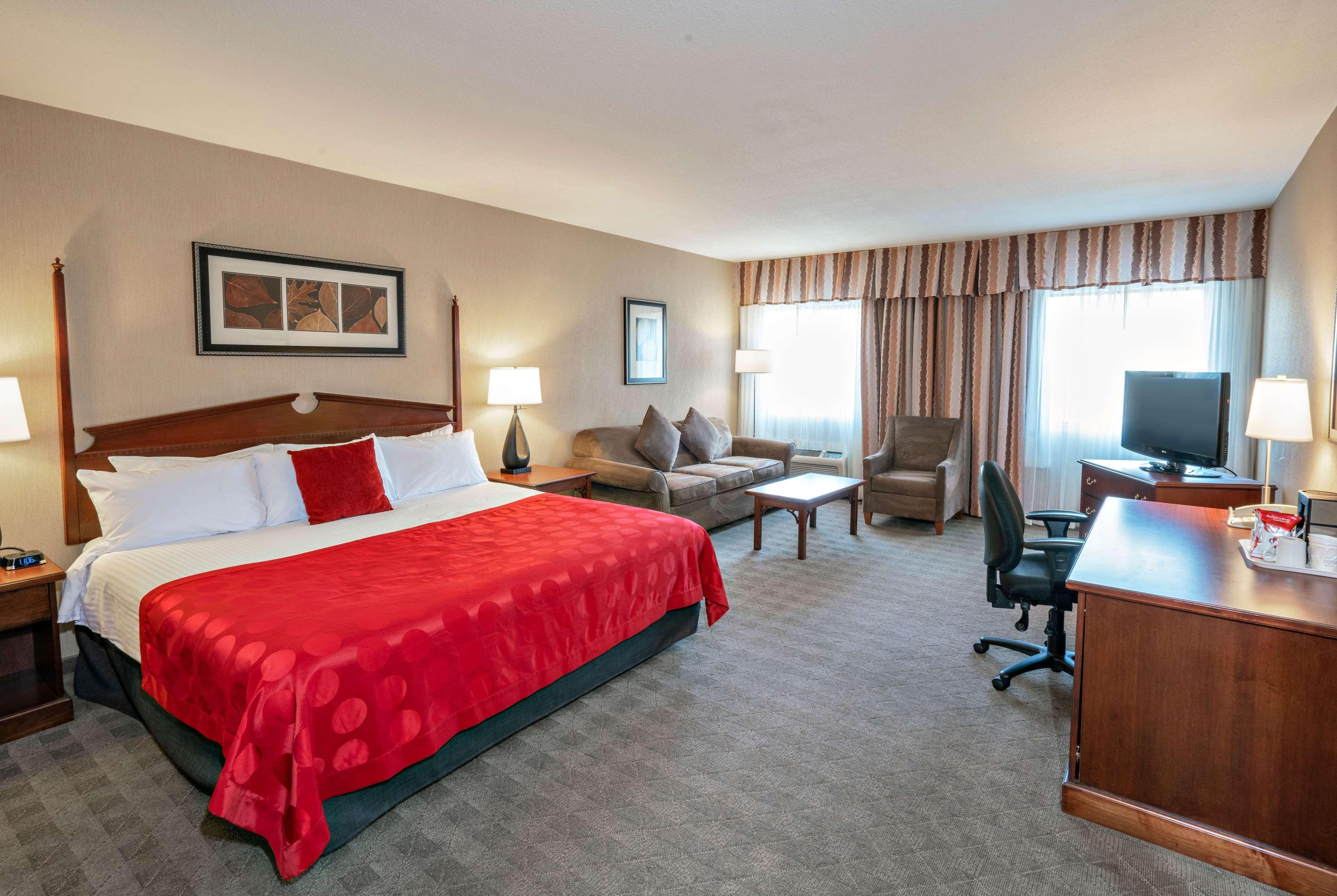 Ramada By Wyndham Kelowna Hotel & Conference Center Exterior photo