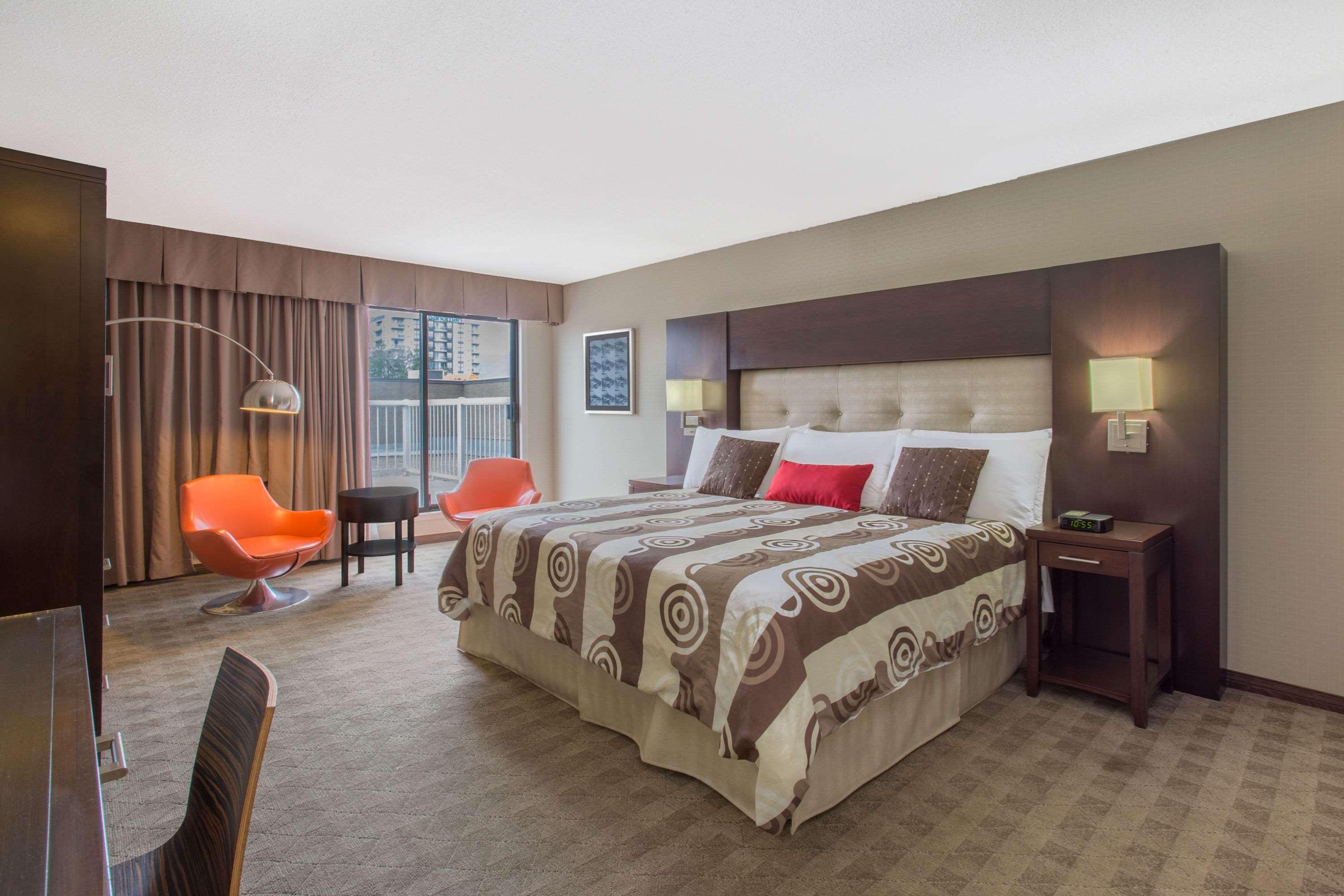 Ramada By Wyndham Kelowna Hotel & Conference Center Exterior photo