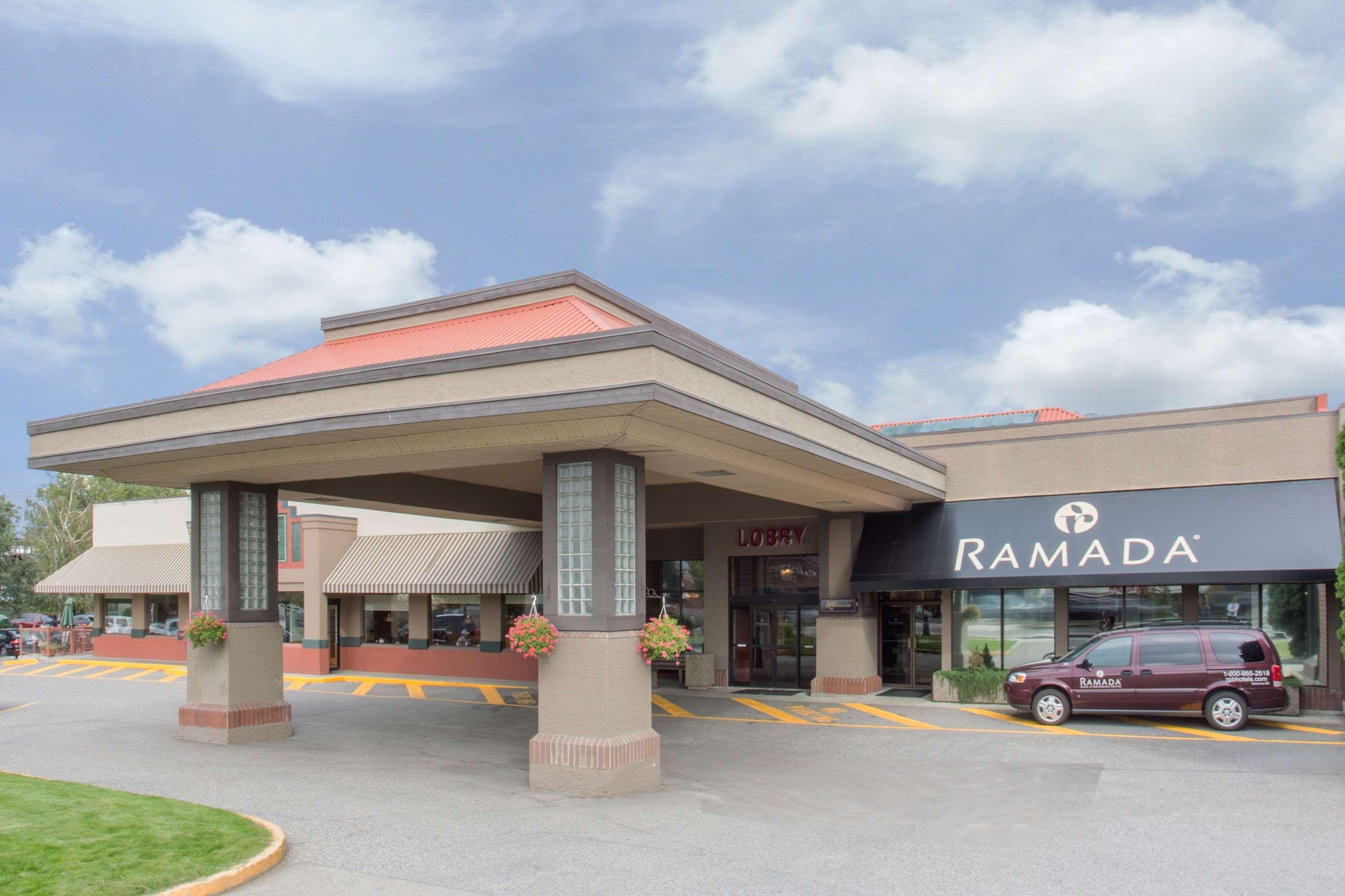 Ramada By Wyndham Kelowna Hotel & Conference Center Exterior photo