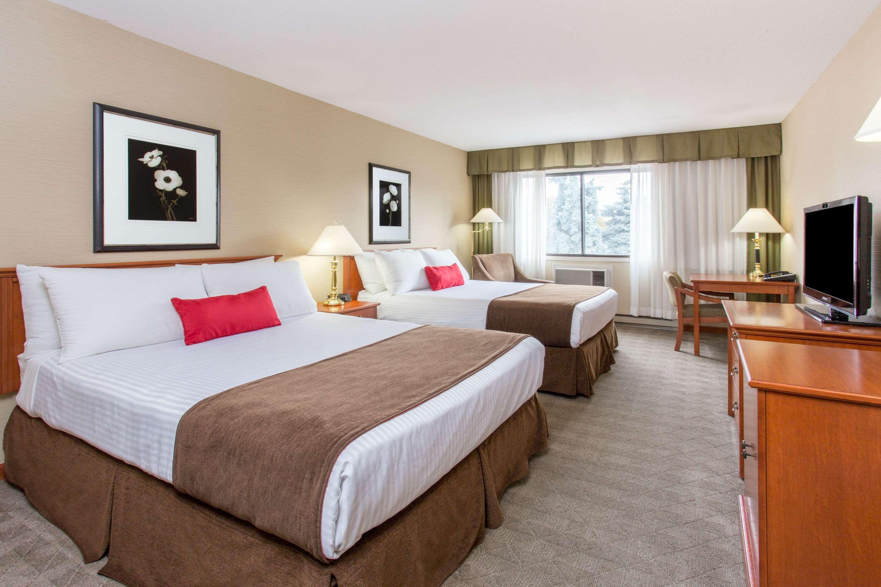 Ramada By Wyndham Kelowna Hotel & Conference Center Exterior photo