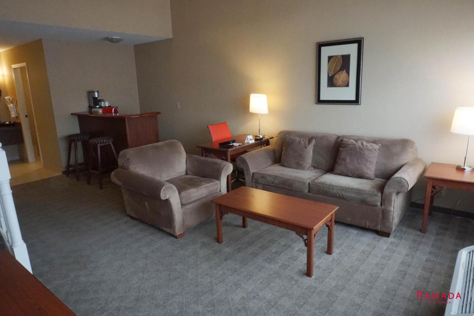 Ramada By Wyndham Kelowna Hotel & Conference Center Exterior photo