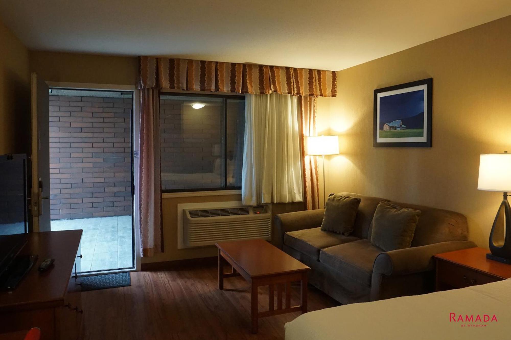 Ramada By Wyndham Kelowna Hotel & Conference Center Exterior photo
