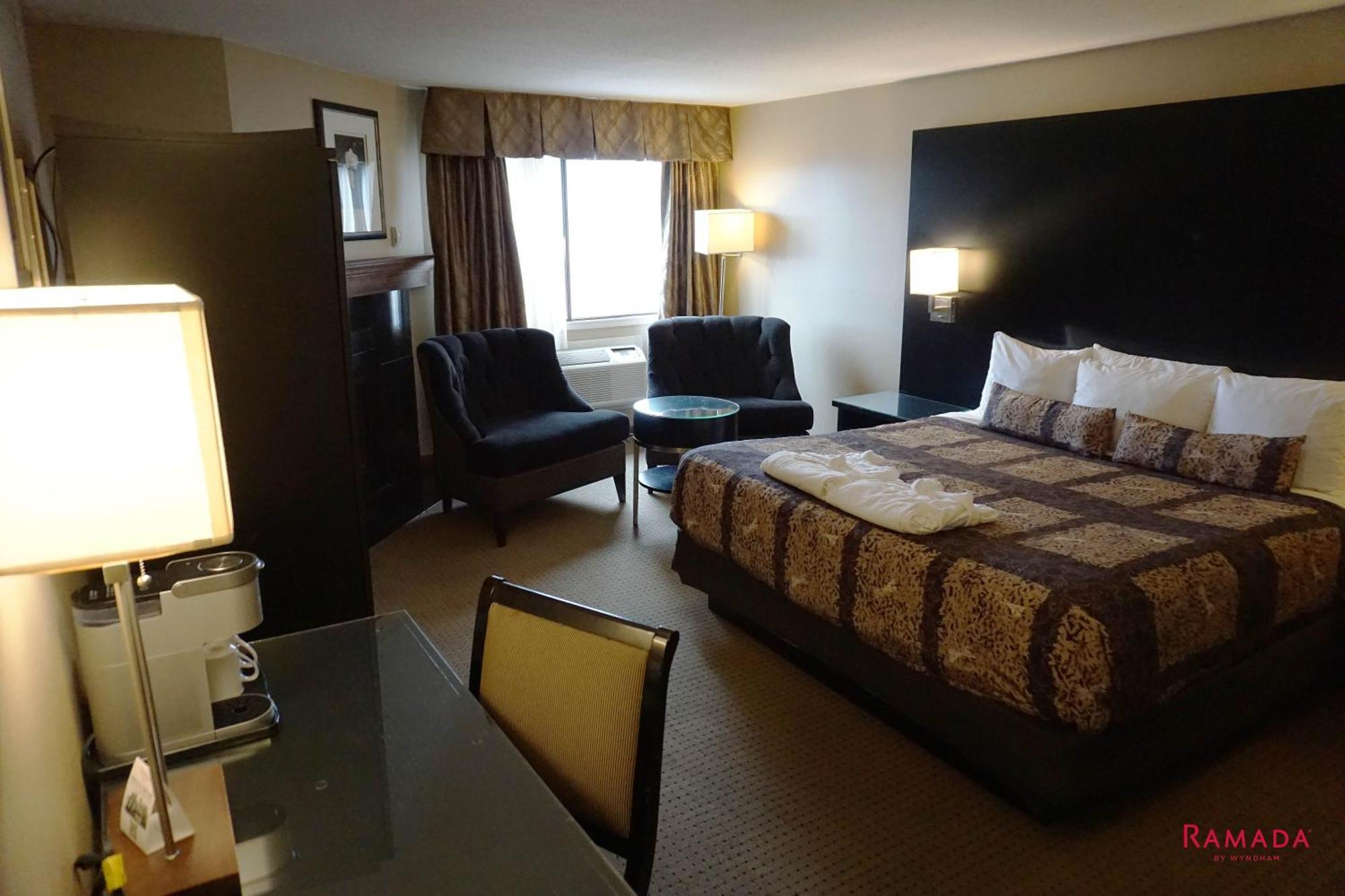 Ramada By Wyndham Kelowna Hotel & Conference Center Exterior photo