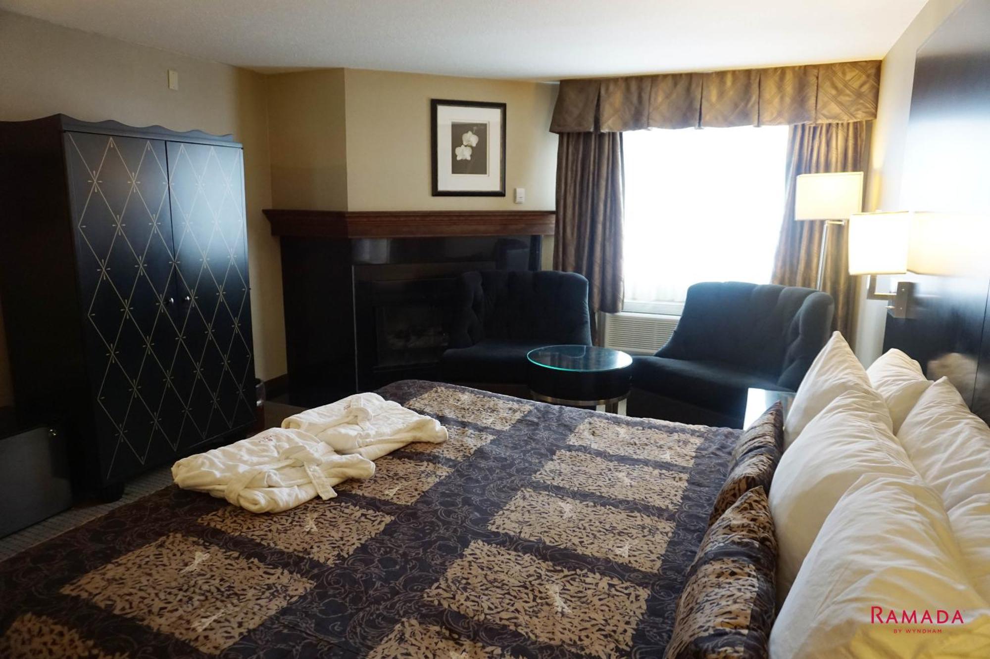 Ramada By Wyndham Kelowna Hotel & Conference Center Exterior photo