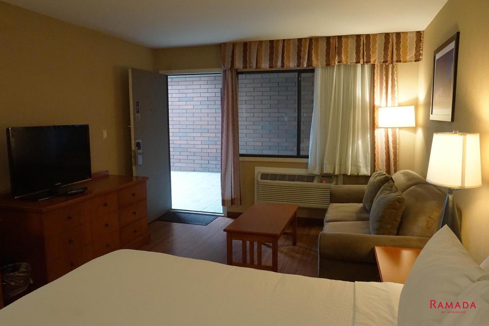 Ramada By Wyndham Kelowna Hotel & Conference Center Exterior photo