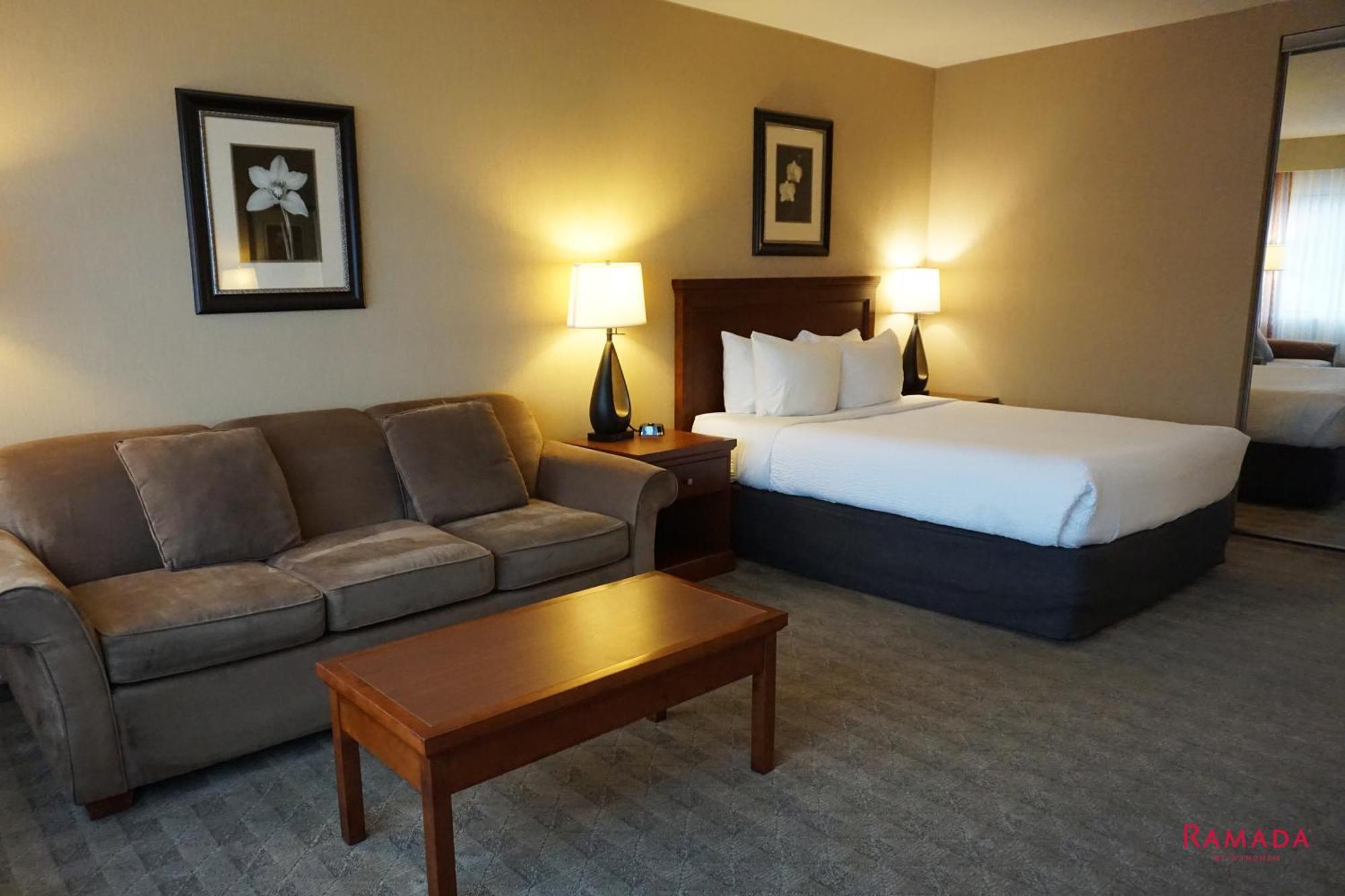 Ramada By Wyndham Kelowna Hotel & Conference Center Exterior photo