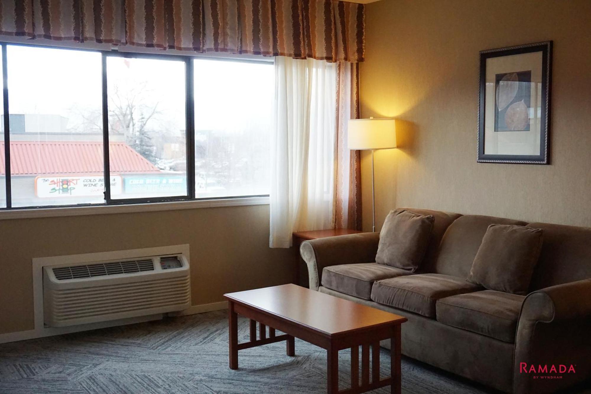 Ramada By Wyndham Kelowna Hotel & Conference Center Exterior photo