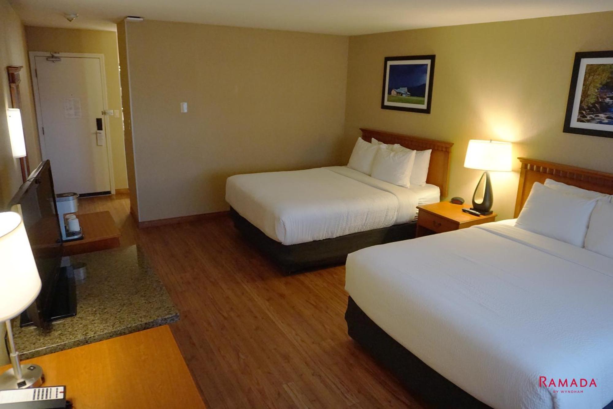 Ramada By Wyndham Kelowna Hotel & Conference Center Exterior photo