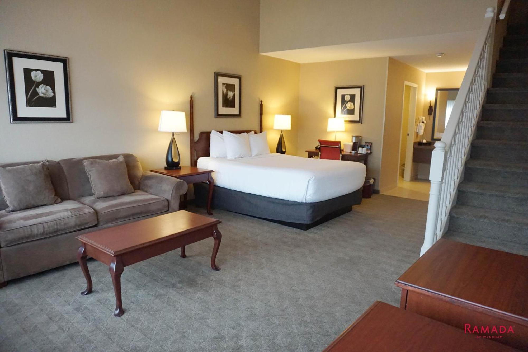 Ramada By Wyndham Kelowna Hotel & Conference Center Exterior photo